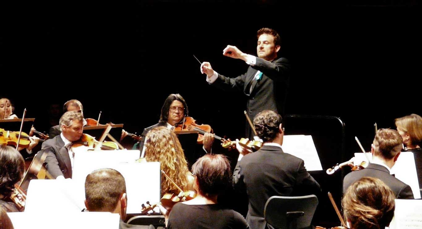 Álvaro Albiach dirigiendo a la Orquesta de Extremadura