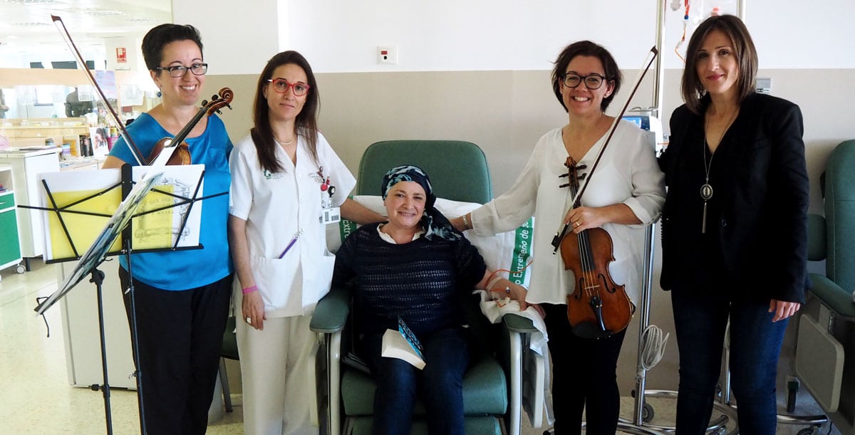 Las violinistias Ángeles Sota y Pilar Martínez actuaron en el ciclo de conciertos en hospitales. Aquí con pacientes y personal del centro sanitario, acompañadas por una representante de la Asociación de Musicoterapia de Extremadura.