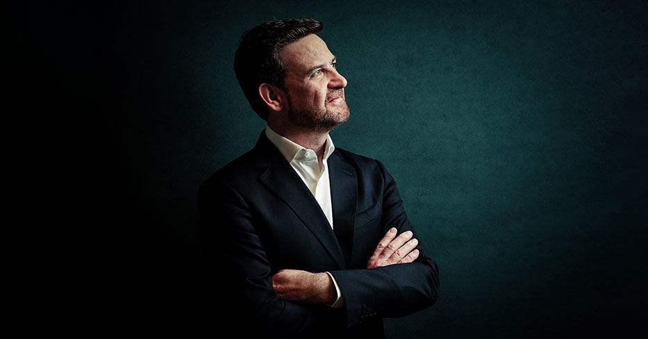 Álvaro Albiach dirige a David Barona